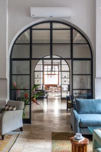 uma sala de estar aberta com uma grande porta de vidro em The Fort Printers em Galle
