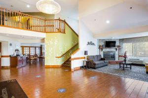 - un salon avec un escalier dans l'établissement Sleep Inn & Suites, à Grand Rapids