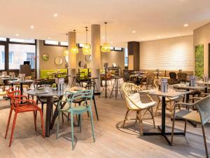 A restaurant or other place to eat at ibis Paris Alesia Montparnasse