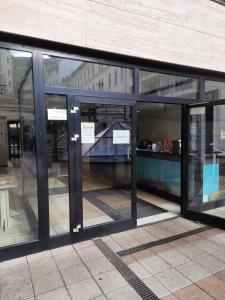 uma entrada para um edifício com portas de vidro giratórias em Mango Apartments em Budapeste