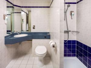 e bagno con servizi igienici, lavandino e doccia. di ibis Rugby East a Crick