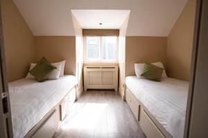 Rúm í herbergi á Killaloe Hotel & Spa