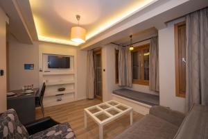 un soggiorno con divano e TV di Taksim Loft Residence a Istanbul