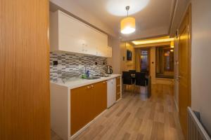 Virtuvė arba virtuvėlė apgyvendinimo įstaigoje Taksim Loft Residence