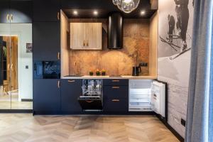 Kuchyňa alebo kuchynka v ubytovaní udanypobyt Apartament Modrzejewska 16 + 13 fotografií