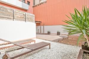 a patio with a bench and a plant at Inside Barcelona Apartments Princep in Barcelona