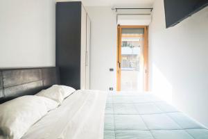 ein Schlafzimmer mit einem großen Bett mit weißer Bettwäsche in der Unterkunft Cozy Apartment TAM in Bari