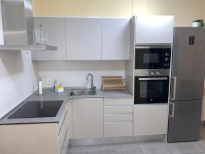 Kuchyň nebo kuchyňský kout v ubytování Cozy apartment Playa Las Vistas. Free Wifi.