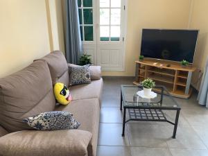 TV a/nebo společenská místnost v ubytování Cozy apartment Playa Las Vistas. Free Wifi.