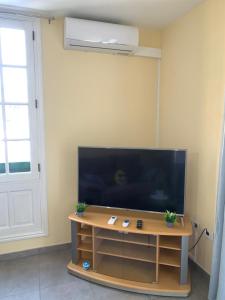 TV a/nebo společenská místnost v ubytování Cozy apartment Playa Las Vistas. Free Wifi.