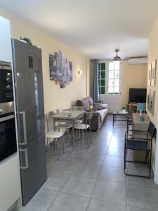 Kuchyň nebo kuchyňský kout v ubytování Cozy apartment Playa Las Vistas. Free Wifi.