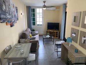 TV a/nebo společenská místnost v ubytování Cozy apartment Playa Las Vistas. Free Wifi.