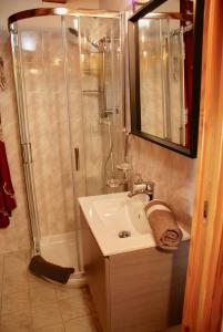 努斯的住宿－Zia Letizia，带淋浴、盥洗盆和淋浴的浴室