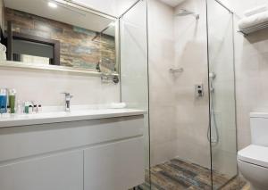 Dave Hotel Yerevan的一间浴室