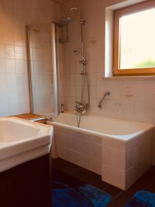 Bilik mandi di Charmantes Garten-Apartment: Erholung im Chiemgau