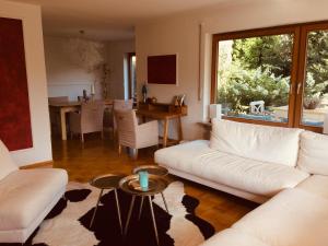 Ruang duduk di Charmantes Garten-Apartment: Erholung im Chiemgau