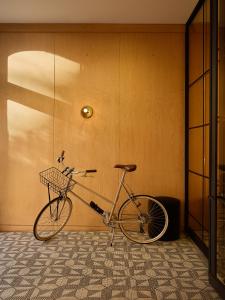 una bicicleta estacionada en una habitación con una pared en The Moore en Nueva York