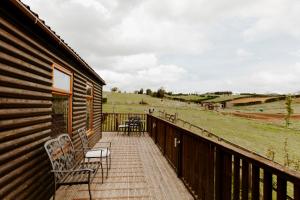 Balkón nebo terasa v ubytování FAIRVIEW FARM Holiday Accommodation 14 Luxury Lodges, Cabins, Dog Friendly, Suitable for Couples, Families and Groups, Wedding Guests , Corporate events, Sleeps 2-65 guests in Ravenshead, Nottingham near Sherwood Forest, set in 88 acres