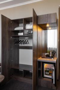 um quarto com uma cozinha com armários de madeira em HELIOPARK Residence em Penza