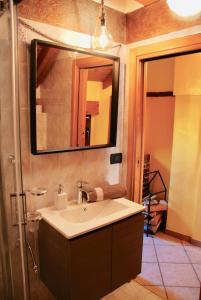 努斯的住宿－Zia Letizia，一间带水槽和镜子的浴室