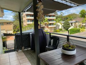 Coconuts - 2 balconies and stroll to choice of 2 beaches的阳台或露台