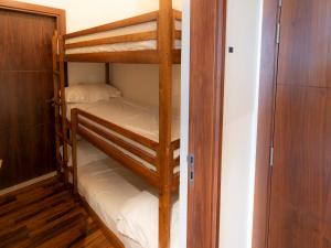 سرير أو أسرّة في غرفة في FIRST CLASS 3BR with full BURJ KHALIFA and FOUNTAIN VIEW