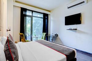 1 dormitorio con cama y ventana grande en The Orion - Greater Kailash en Nueva Delhi