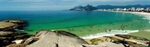 un grupo de personas en el agua en una playa en Studio em Ipanema à 200m da praia, bares, restaurantes e Metro, en Río de Janeiro