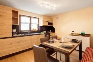 eine Küche mit einem Tisch und einem Esszimmer in der Unterkunft Appartamento Livigno in Livigno