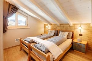 Schlafzimmer mit einem großen Bett und einem Fenster in der Unterkunft Appartamento Livigno in Livigno