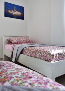 two beds sitting next to each other in a bedroom at Apartment Meryl in Mravince
