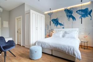 - une chambre avec un lit et une chaise bleue dans l'établissement The Kepos Hotel Erlangen, à Erlangen
