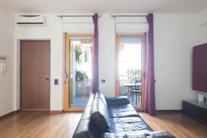 a living room with a couch and a television at Cozy Apartment TAM in Bari