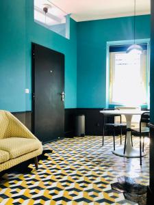 una stanza con tavolo, sedia e schermo di Mouraria Deluxe Apartments a Lisbona