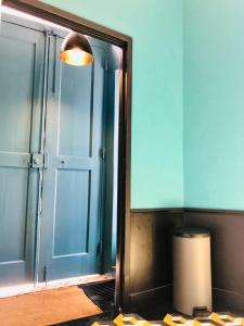 um corredor com um espelho, uma porta e um candeeiro em Mouraria Deluxe Apartments em Lisboa