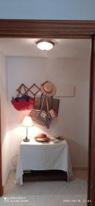 una habitación con una mesa con una lámpara y bolsos en Top Rota Playa La Costilla Costa de la Luz, en Rota