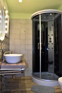 łazienka z dużą wanną i umywalką w obiekcie Casa Nirè II w Katanii +3 zdjęcia