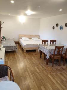 Zimmer mit 2 Betten, einem Tisch und Stühlen in der Unterkunft Namhae Neuhaus in Namhae
