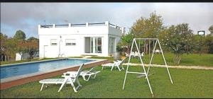Casa con piscina y columpio en Joju, en Sanlúcar la Mayor