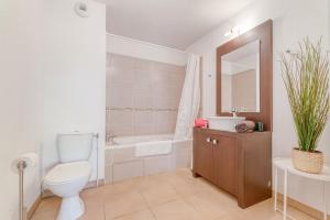 圖盧茲的住宿－La Rosace，浴室配有卫生间、浴缸和水槽。