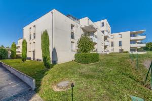 een appartementencomplex met een tuin ervoor bij La Rosace in Toulouse