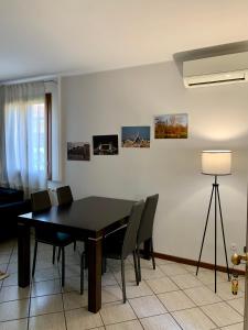 ein Esszimmer mit einem schwarzen Tisch und Stühlen in der Unterkunft Hotel Ulivi in Paratico