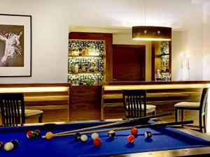 拉辛的住宿－4元素法蘭特奧羅德克會議與培訓中心酒店，一间设有台球桌和酒吧的客房