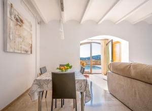 una sala da pranzo con tavolo e divano di Mirador Ca'n Rovira a Palma de Mallorca