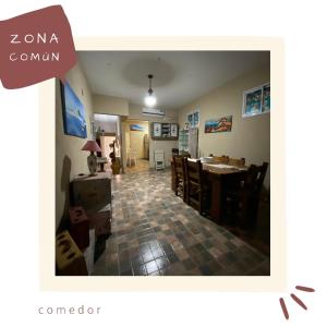 - un salon avec une table et une salle à manger dans l'établissement Un rincón en las Sierras, à Sierra de los Padres
