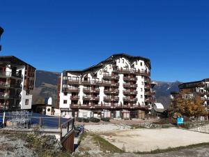 un gran edificio de apartamentos frente a una montaña en Appartement La Tania, 2 pièces, 5 personnes - FR-1-513-77, en La Tania