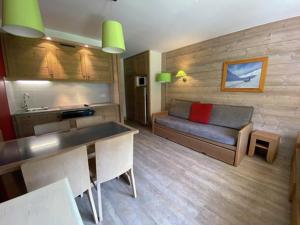 Il comprend un petit salon avec un canapé et une cuisine. dans l'établissement Appartement La Tania, 2 pièces, 4 personnes - FR-1-513-74, à La Tania