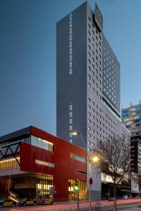 een hoog gebouw in een stad met een straat bij AC Hotel Barcelona Fórum by Marriott in Barcelona