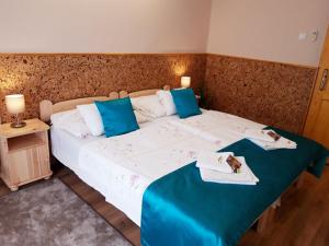 A bed or beds in a room at Zenit Panzió