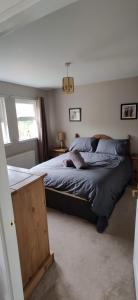 アローチャーにあるBen Lomond Cottageの窓付きの部屋にベッド付きのベッドルーム1室があります。